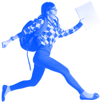 Étudiante sautant avec des documents à la main